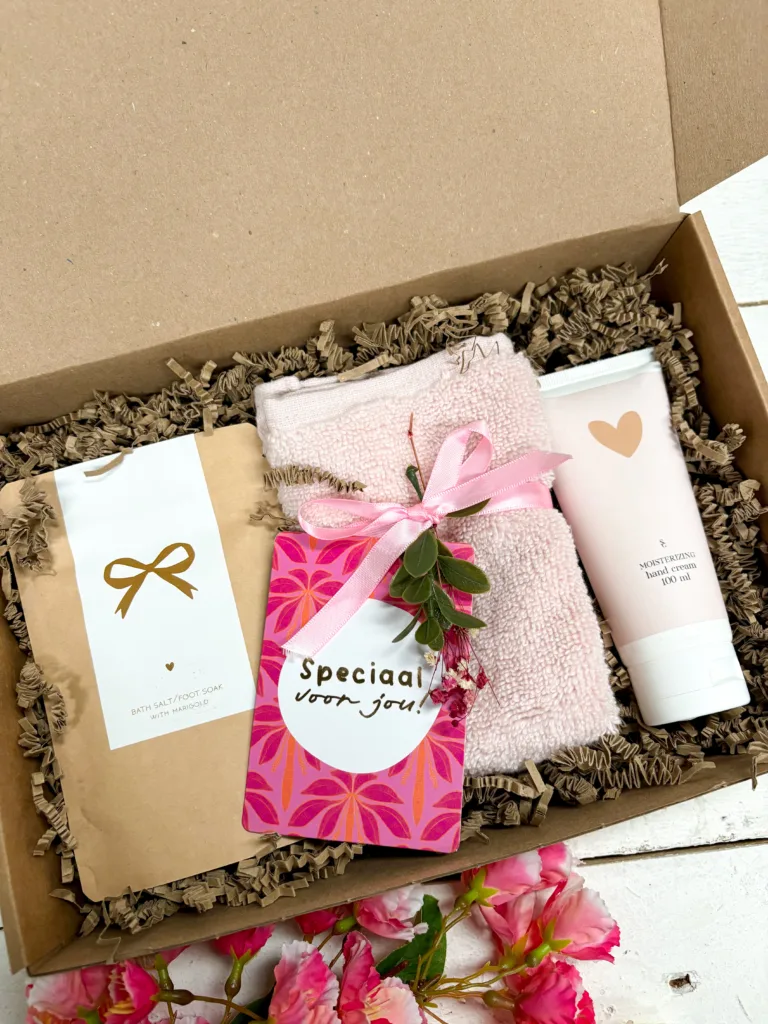 Verras haar met een heerlijk verwenpakket vol fijne verzorgingsproducten. Een origineel cadeau voor haar, mooi verpakt en direct te versturen.