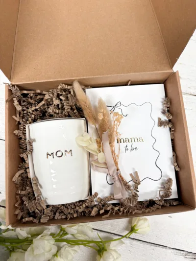 Verras een aanstaande moeder met een stijlvolle zwangerschap giftbox. Een origineel cadeau voor een zwangerschap of babyshower, mooi verpakt.