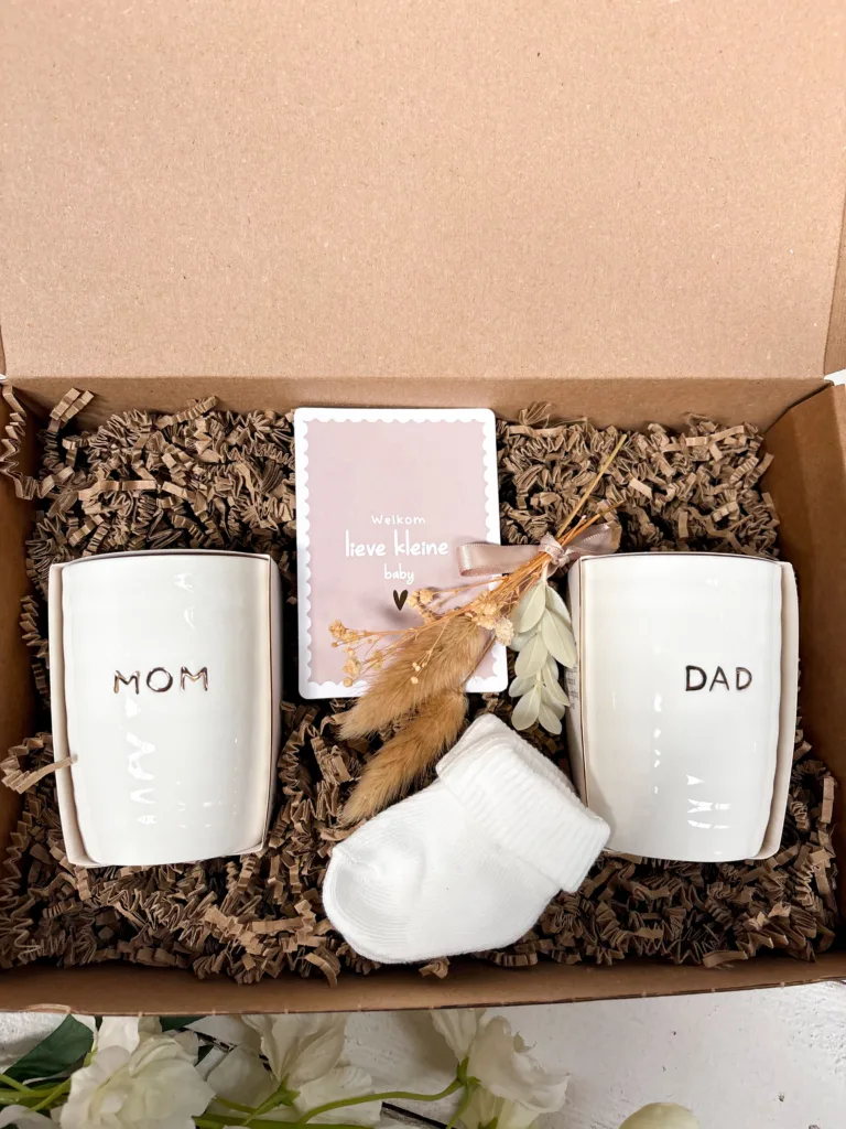 Een lief cadeau voor de kersverse papa & mama πΆπ€ Stijlvolle kraamgiftbox met MOM & DAD items en lieve babysokjes. Een bijzonder cadeau om de geboorte van hun kleintje samen te vieren.