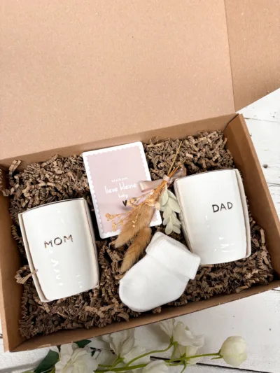 Een lief cadeau voor de kersverse papa & mama 👶🤎 Stijlvolle kraamgiftbox met MOM & DAD items en lieve babysokjes. Een bijzonder cadeau om de geboorte van hun kleintje samen te vieren.