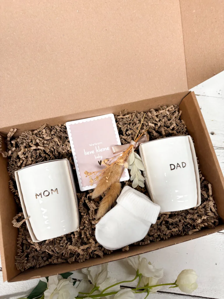 Een lief cadeau voor de kersverse papa & mama πΆπ€ Stijlvolle kraamgiftbox met MOM & DAD items en lieve babysokjes. Een bijzonder cadeau om de geboorte van hun kleintje samen te vieren.