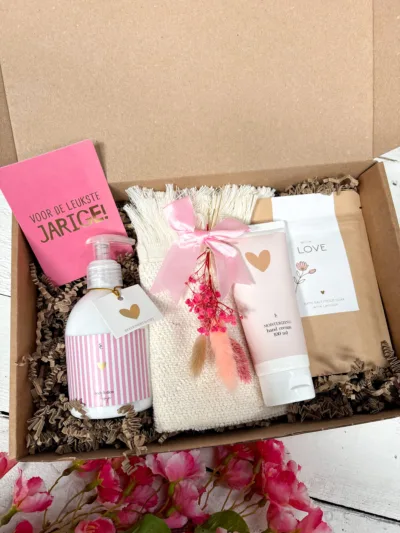 Verras de jarige met een feestelijke giftbox vol verzorgingsproducten. Een origineel verjaardagscadeau voor haar, mooi verpakt en klaar om te geven.