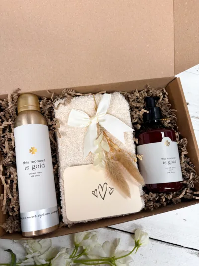 Verras haar met een luxe verwenpakket vol heerlijke verzorgingsproducten. Een stijlvol cadeau voor haar, mooi verpakt en direct te versturen.