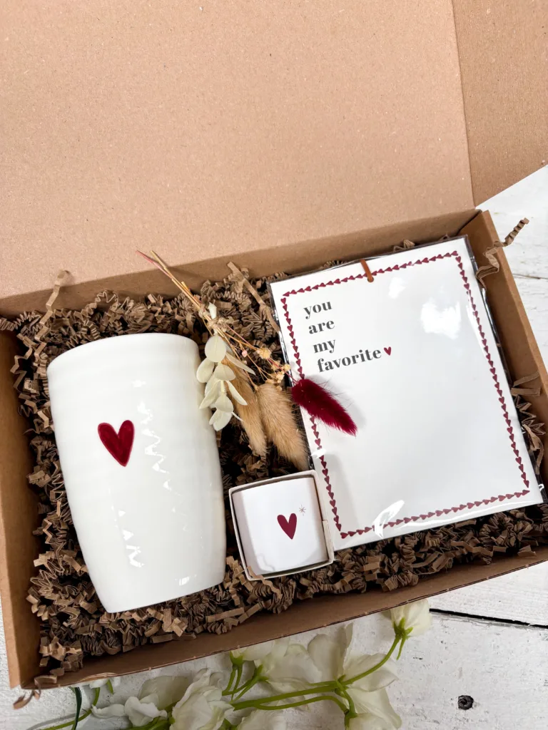 Verras haar met een lieve giftbox vol hartjes. Een origineel cadeau voor je vriendin, moeder of zus. Mooi verpakt en direct te versturen.