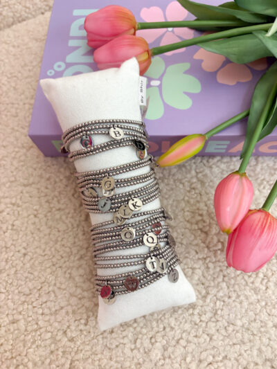 By shir – Armband kraaltjes met letter Zilver