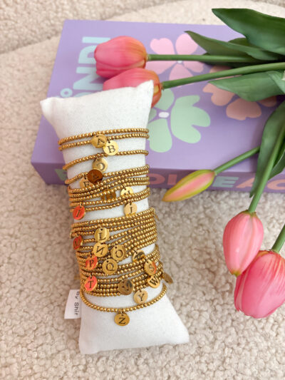 By shir - Armband kraaltjes met letter Goud