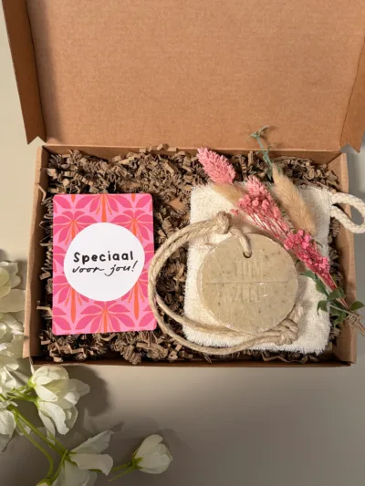 Verras iemand met een stijlvol brievenbuscadeau. Inclusief kaartje ‘Speciaal voor jou’, washandje, zeephanger en droogbloemen. Voeg een persoonlijke boodschap toe en verstuur direct naar de ontvanger.