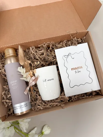 Op zoek naar een origineel zwangerschapscadeau? Met deze stijlvolle Mama to Be Giftbox verras je iedere aanstaande moeder. Perfect voor een babyshower, zwangerschapsaankondiging of als lief gebaar tijdens de zwangerschap. Met zorg samengesteld en mooi verpakt, zodat het direct cadeau gegeven kan worden.