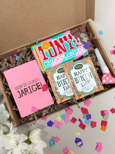 Happy birthday - brievenbuspakketje roze