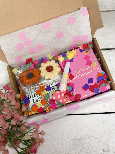 Hartelijk gefeliciteerd! - roze brievenbuspakketje